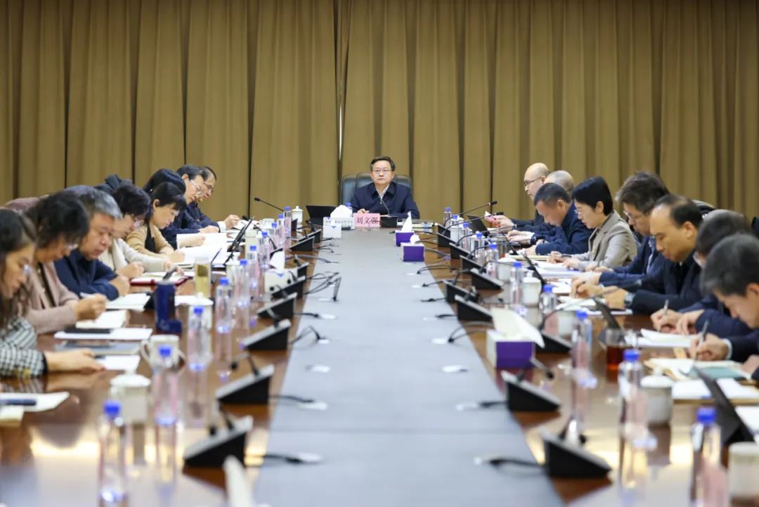 集团党委理论学习中心组进行集体学习