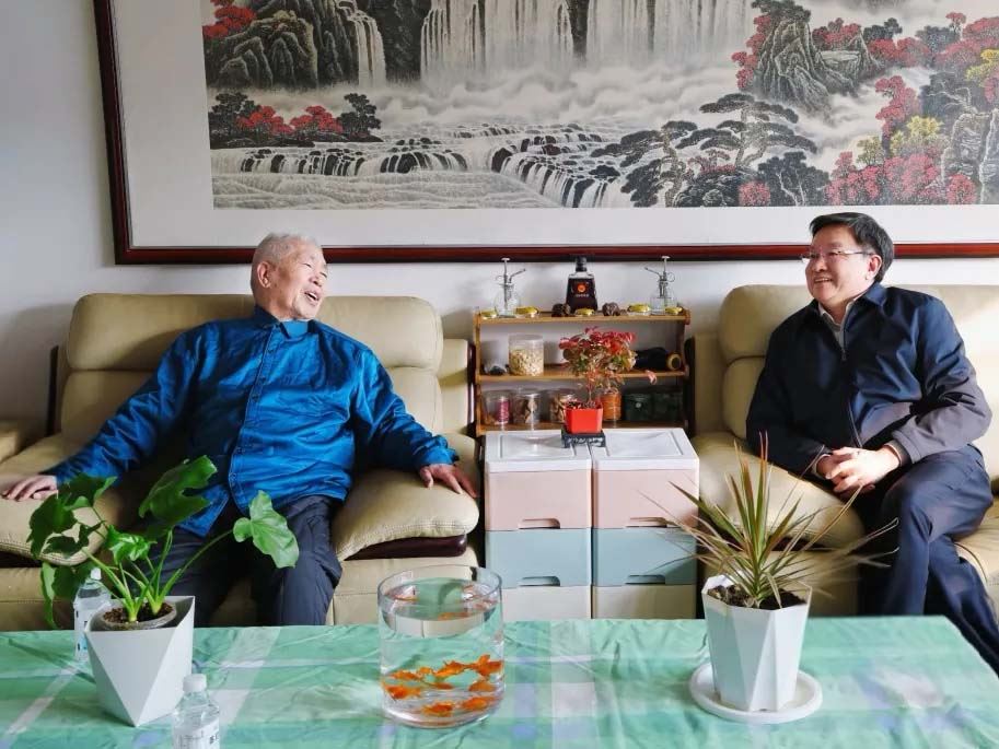 集团领导节前走访慰问离退休老同志